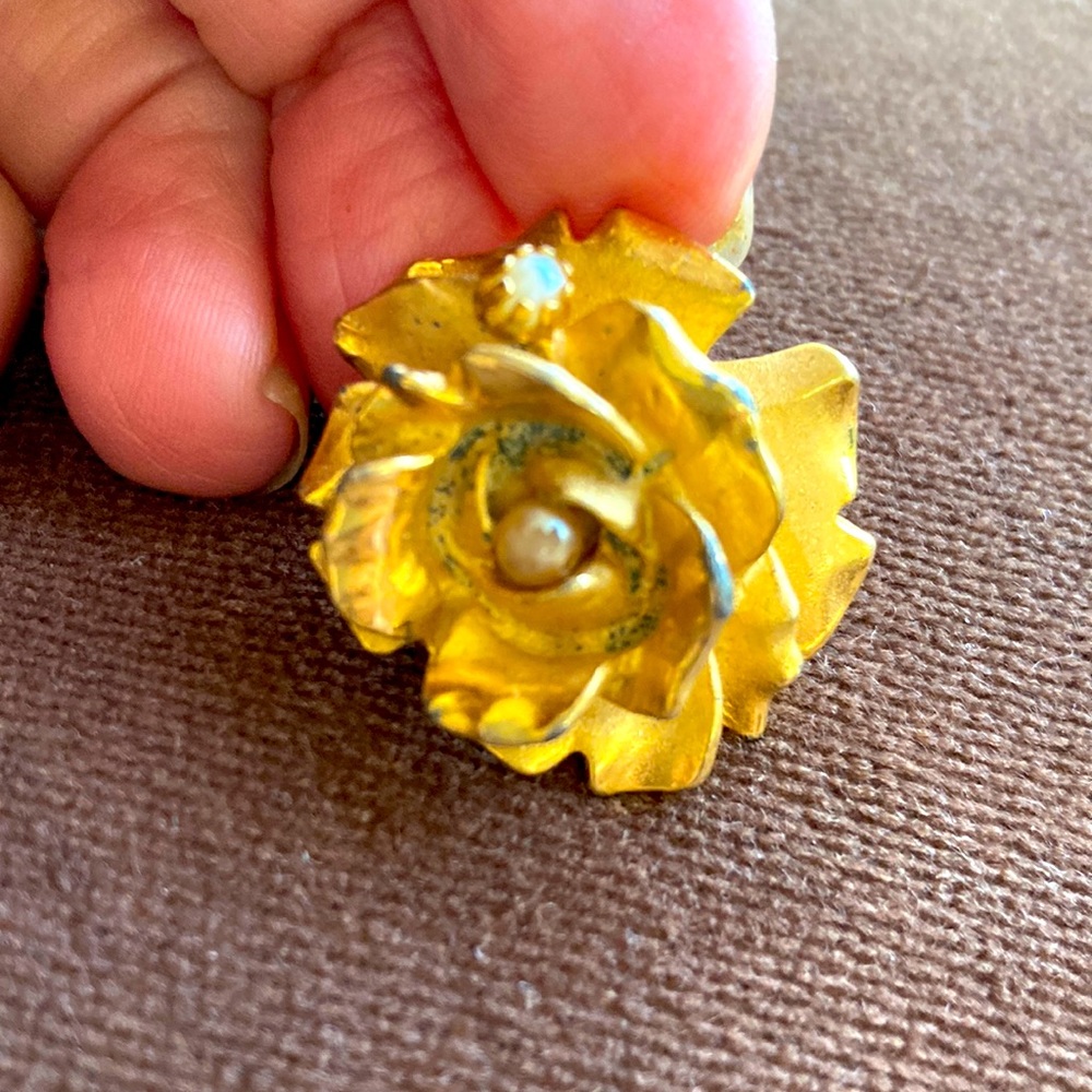 Figurative flower pendant. Genuine pearls. Just add chain or ribbon.